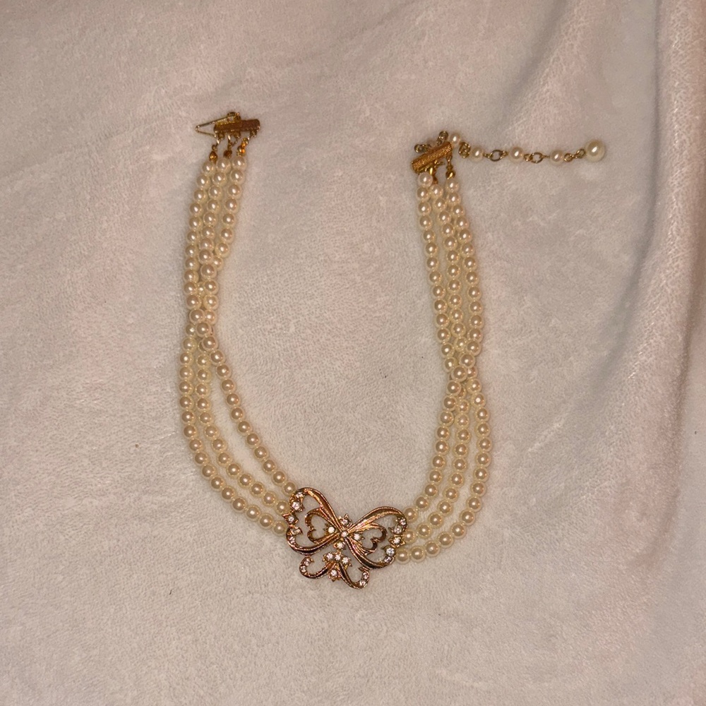 Elegant Pearl Butterfly Necklace